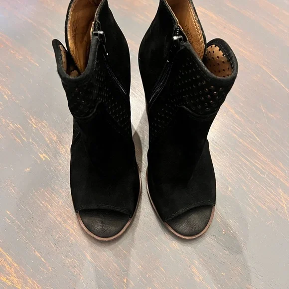 Lucky Brand Suede Ankle Boots/ Peep toe size 7.5M - Picture 4 of 4